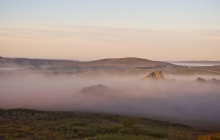 Paysage des Monts d'Arrées dans le brouillard depuis le Roc Trédudon