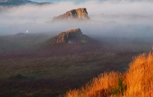 Paysage des Monts d'Arrées dans le brouillard depuis le Roc Trédudon